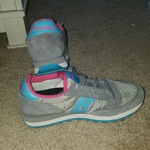 Womens size 9 Saucony shoes